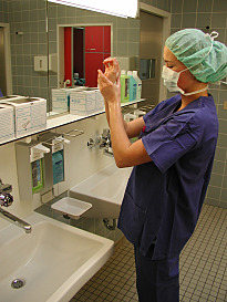 Krankenhaushelferin beim Waschen und Desinfizieren der Hände und Arme